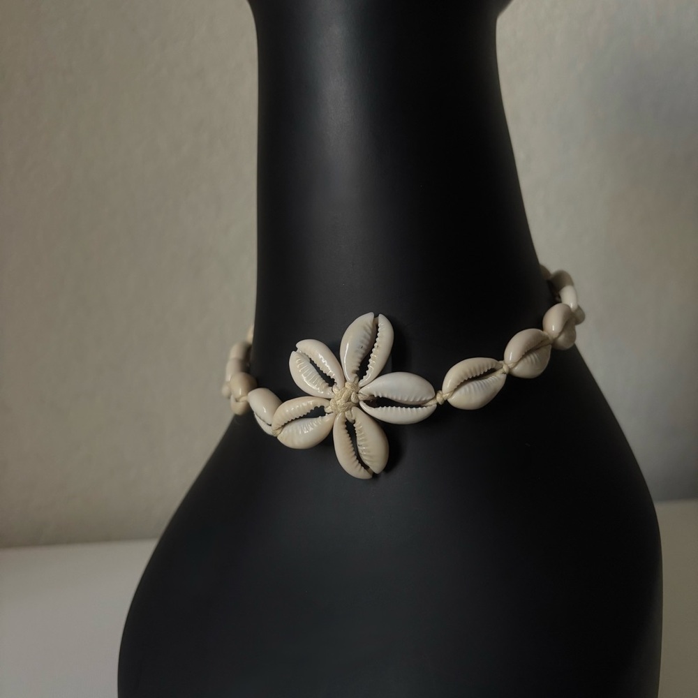 Cream Shell Flower Choker Necklace